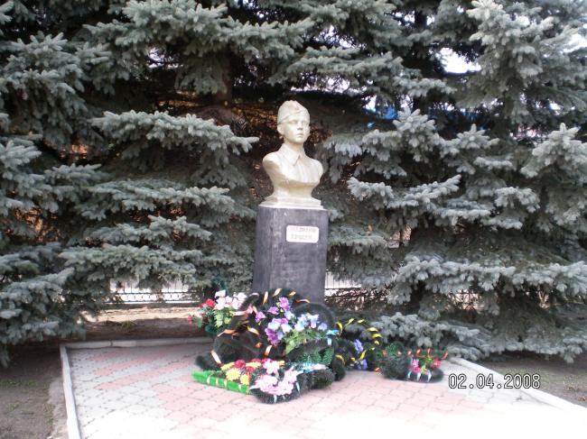 Памятник пионеру-герою В.Крохину